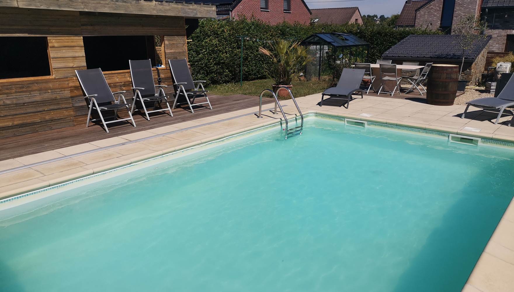 Piscine sans son abris téléscopique