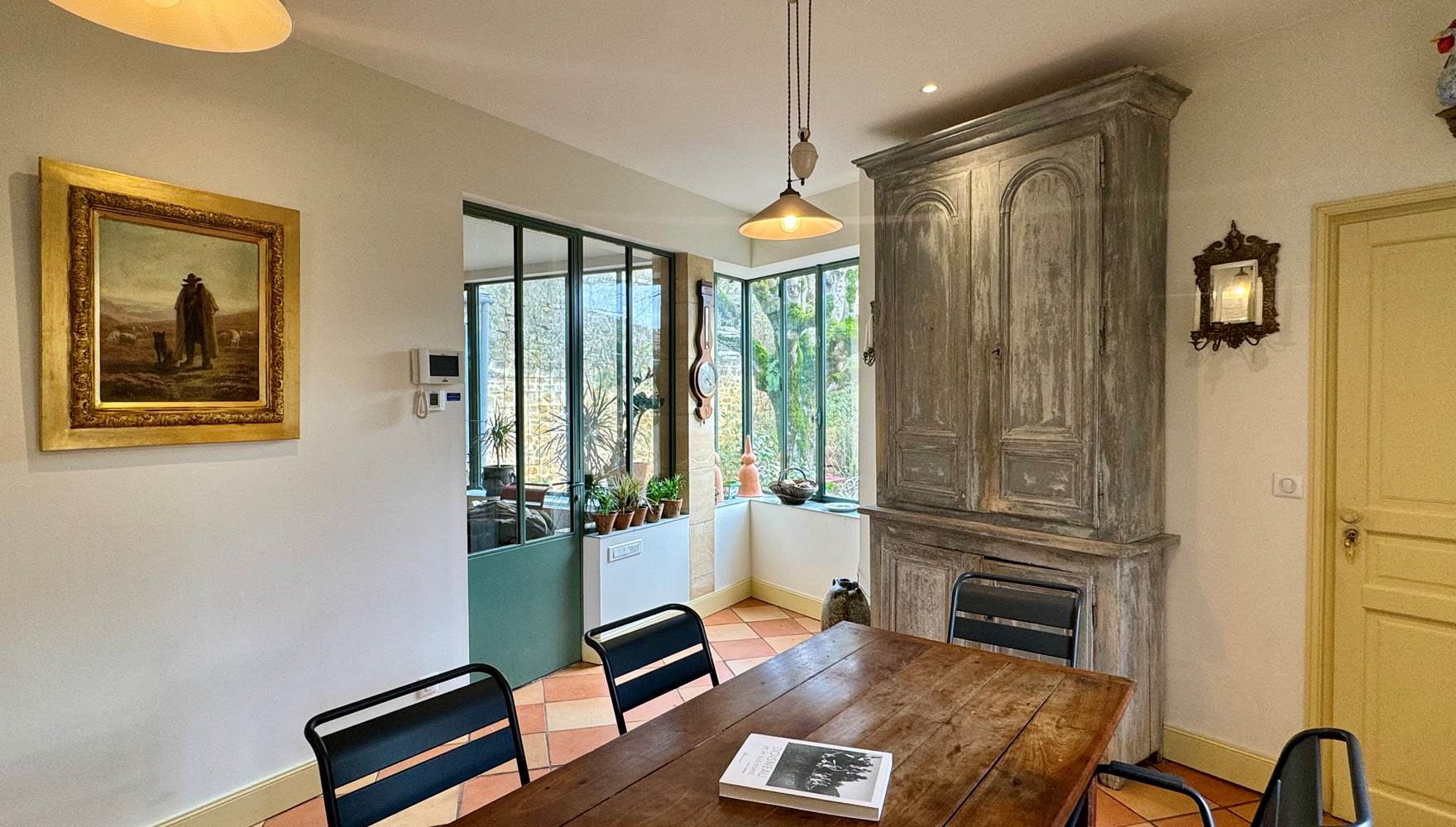 La salle à manger avec vue sur le jardin