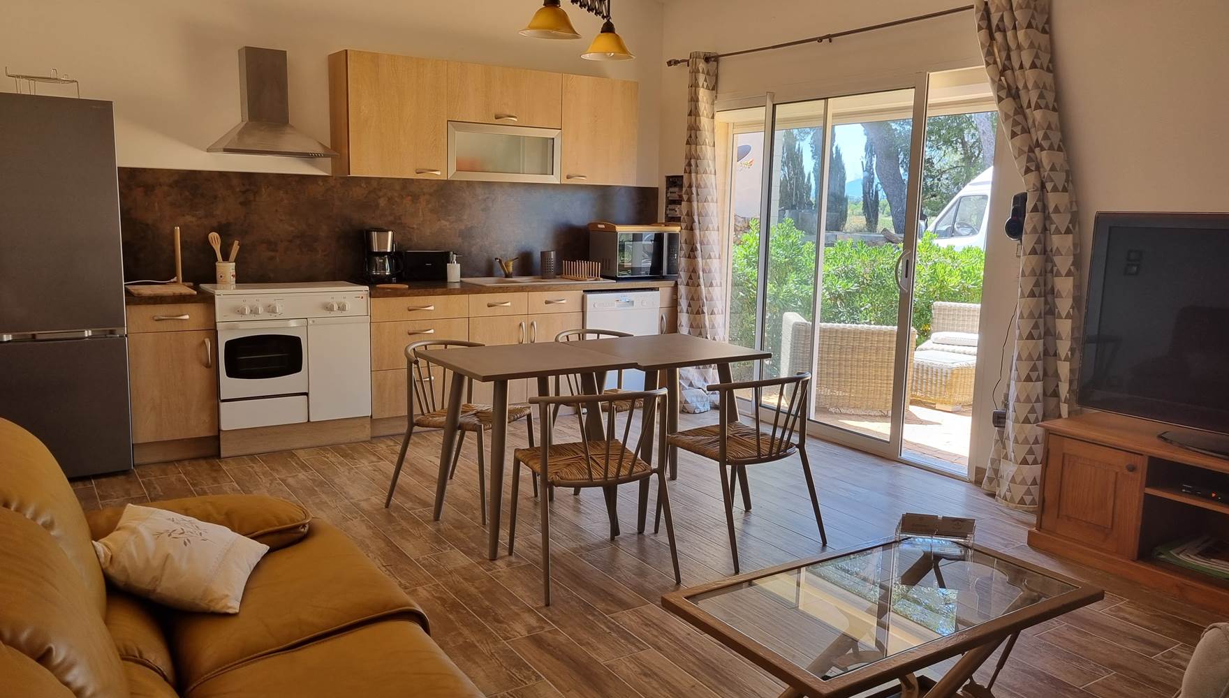 grand séjour - cuisine avec baie vitrée donnant sur la terrasse