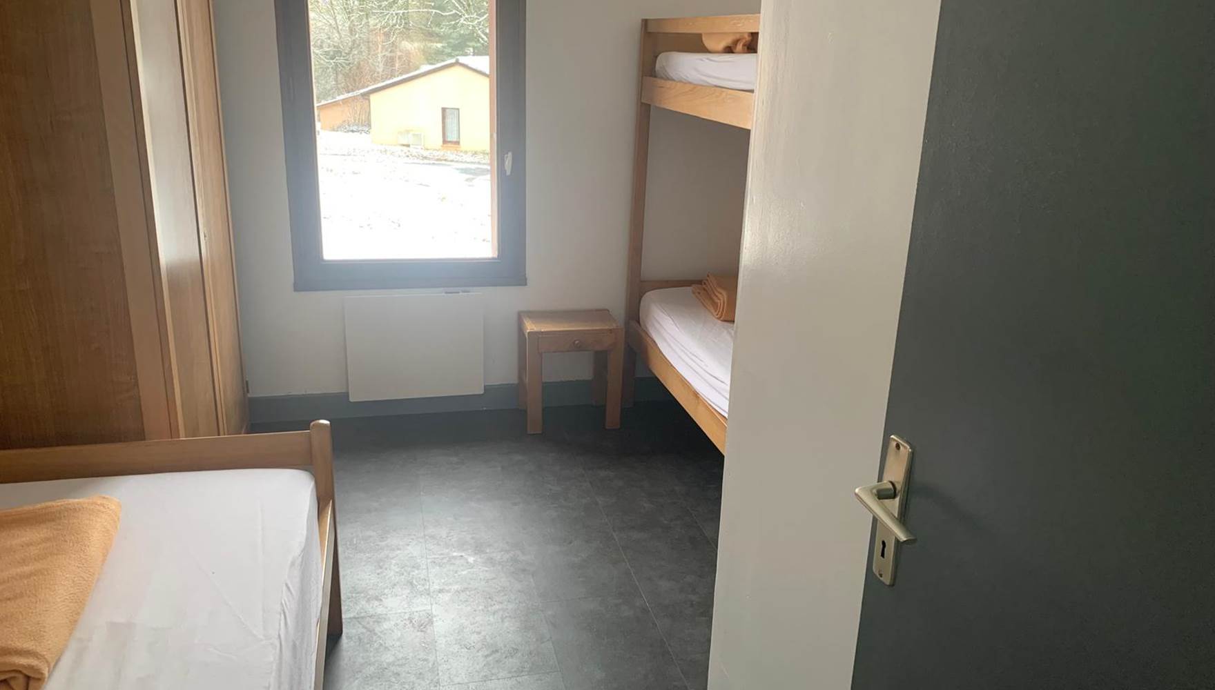 lepetitbois46_Leyme_ModernP_chambre triple_Gîte 11