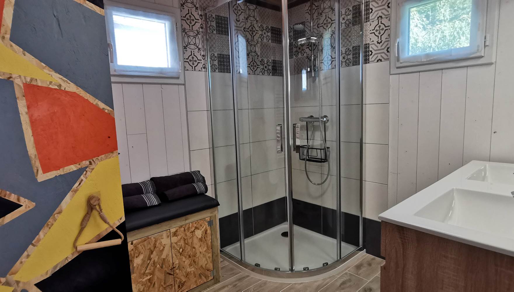 Salle d’eau spacieuse avec douche et double vasques pour un séjour confortable au Lodge de Kerescar à Plouarzel