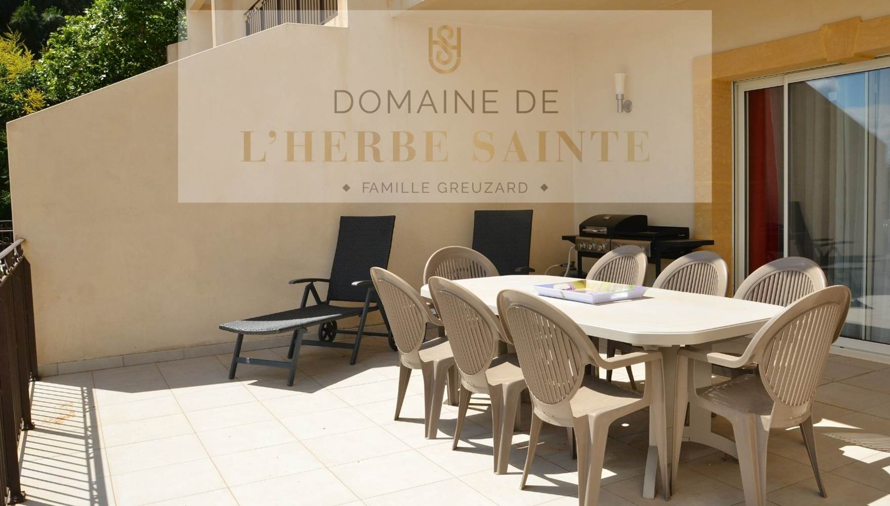 Terrasse gîte Artémisia éclairage extérieur store ban escalier accès piscine terrasse barbecue + mobilier