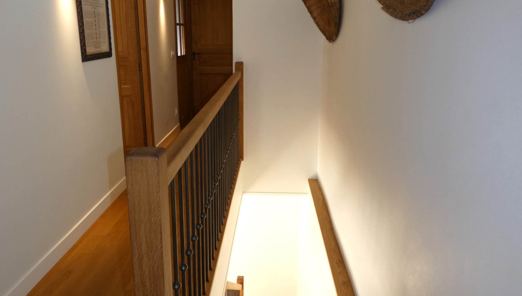 En haut de l'escalier de la Forge, sous les corbeilles à vanner