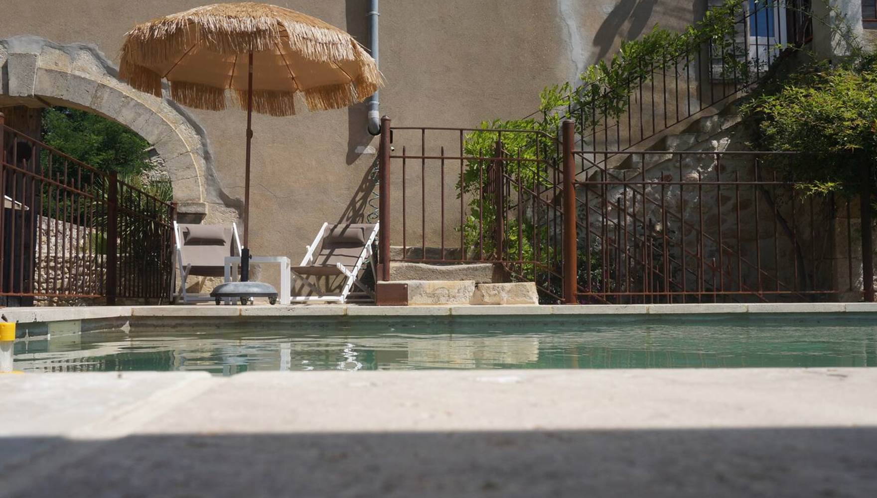 Piscine extérieure chauffée entourée d’oliviers centenaires dans une résidence privée