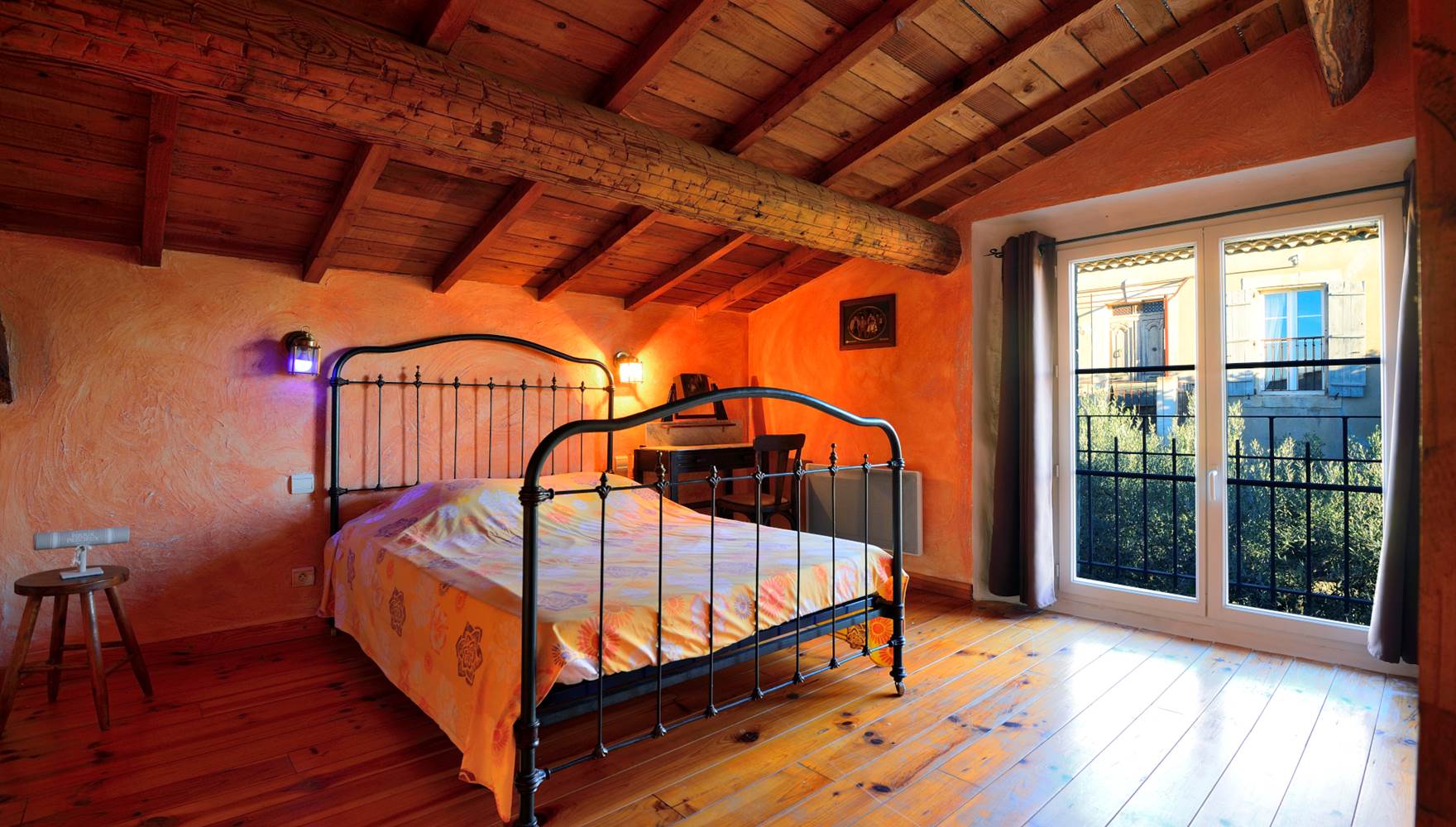 chambre avec lit doble rénové avec des matériaux d autrefois