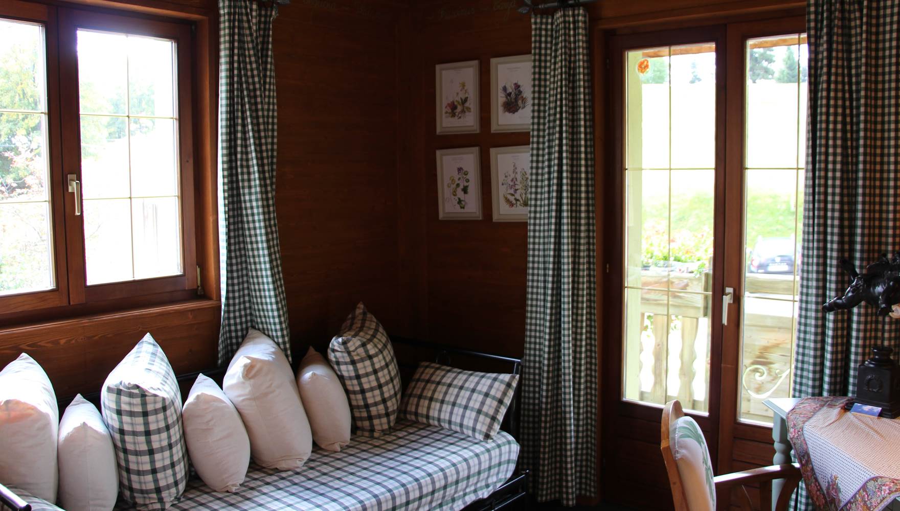 détail du salon en bois avec vue sur le balcon et la montagne