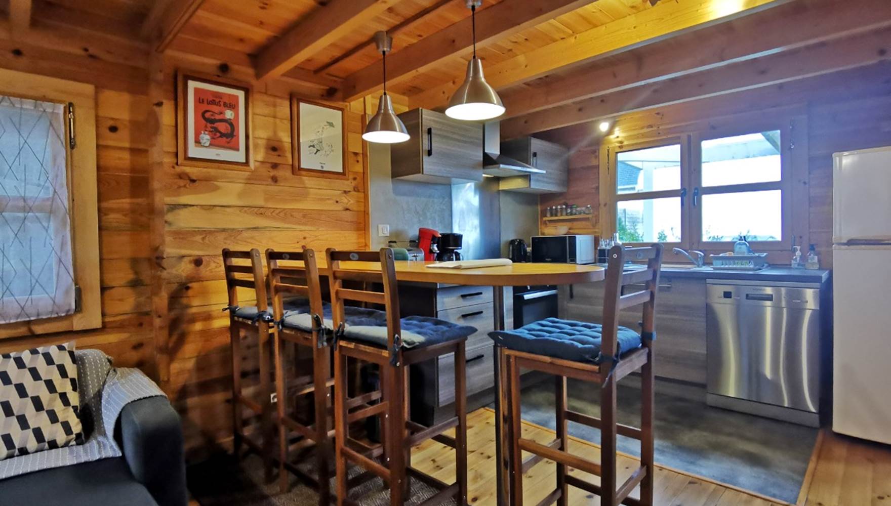 Cuisine entièrement équipée idéale pour un séjour en famille au Chalet de Kerescar à Plouarzel en Bretagne