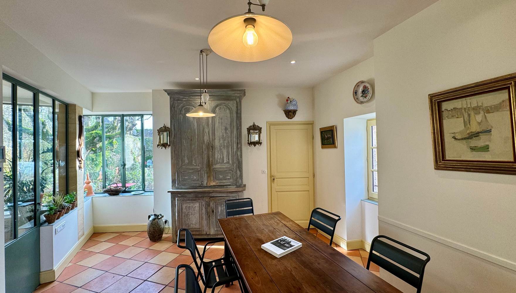 La salle à manger avec vue sur le jardin