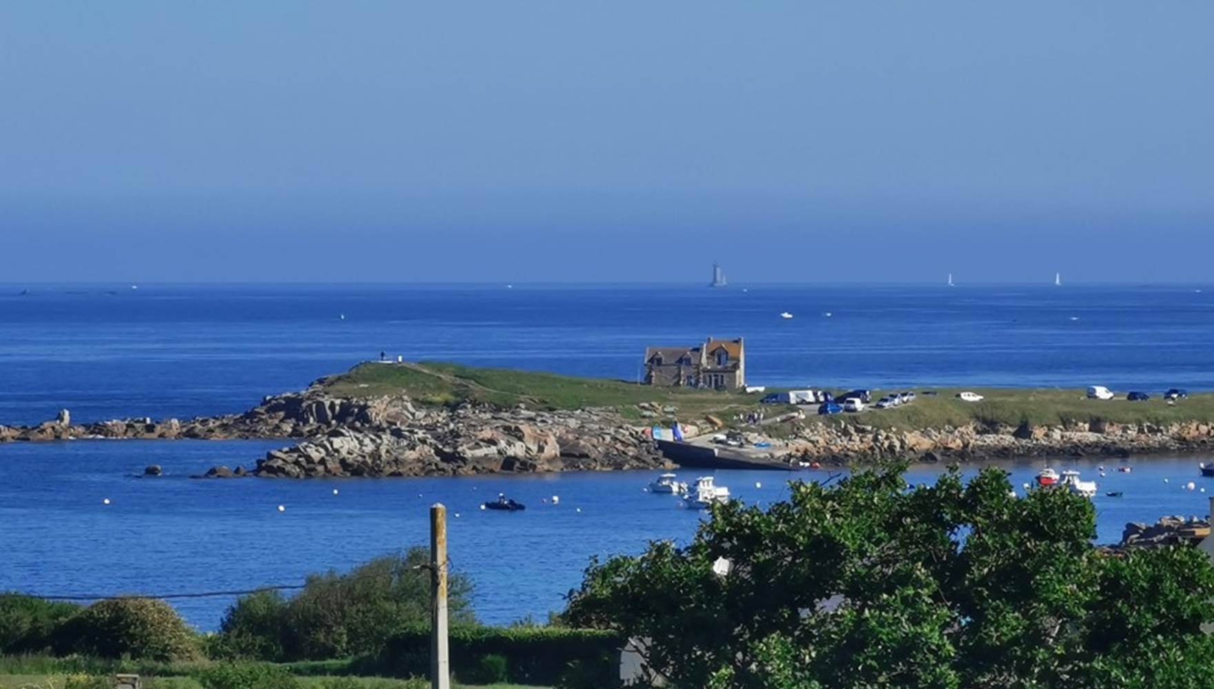 Vue mer sur la Baie de Porspaul depuis la terrasse des Chalets de Kerescar à Plouarzel, idéale pour un séjour paisible en Bretagne