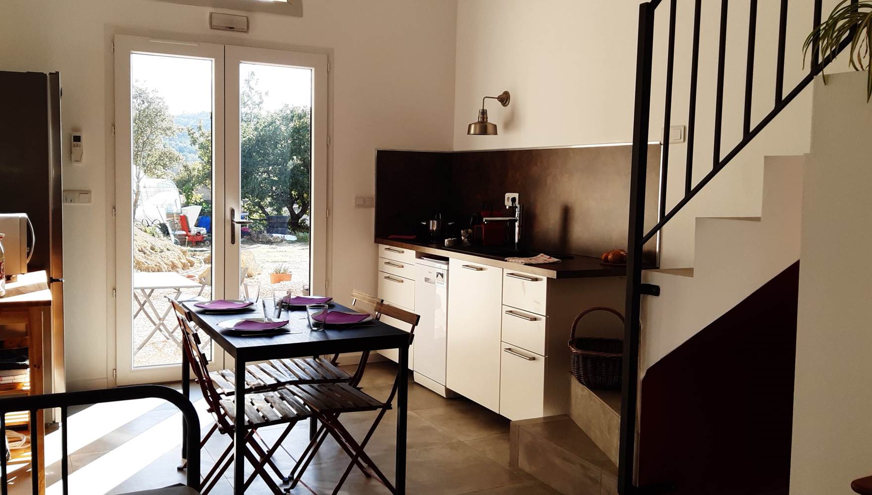 cuisine-équipée-lumineuse