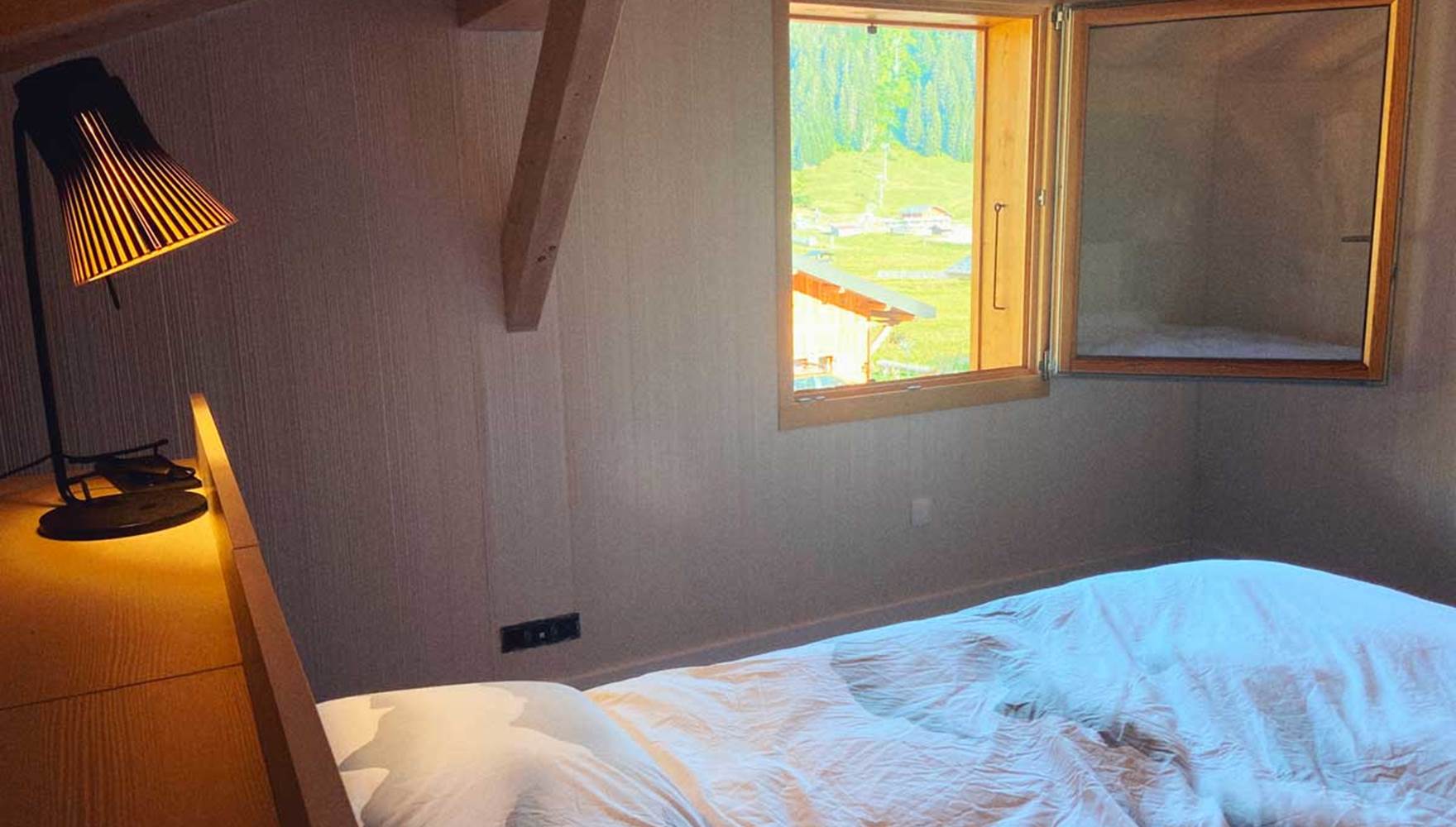 Chambre-et-lampe-de-chevet-Sommand-chalet-de-luxe-Carroz-de-mary-vue-exterieur