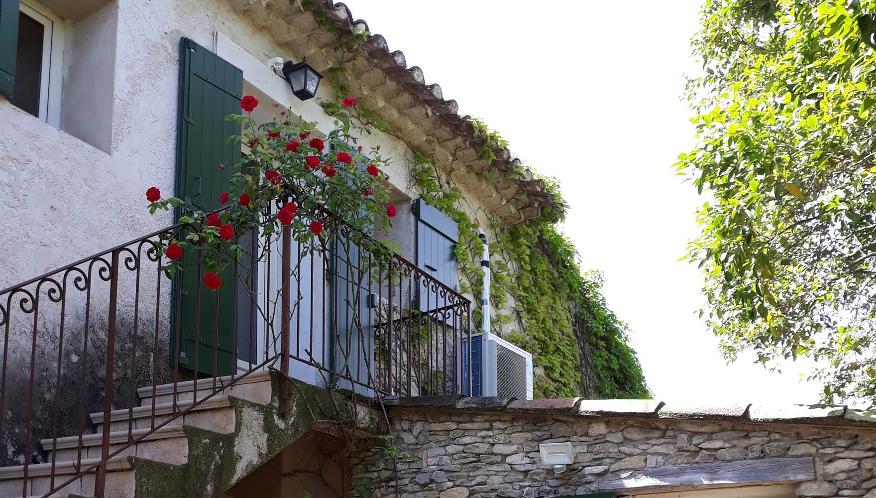 accès principal indépendant par escalier