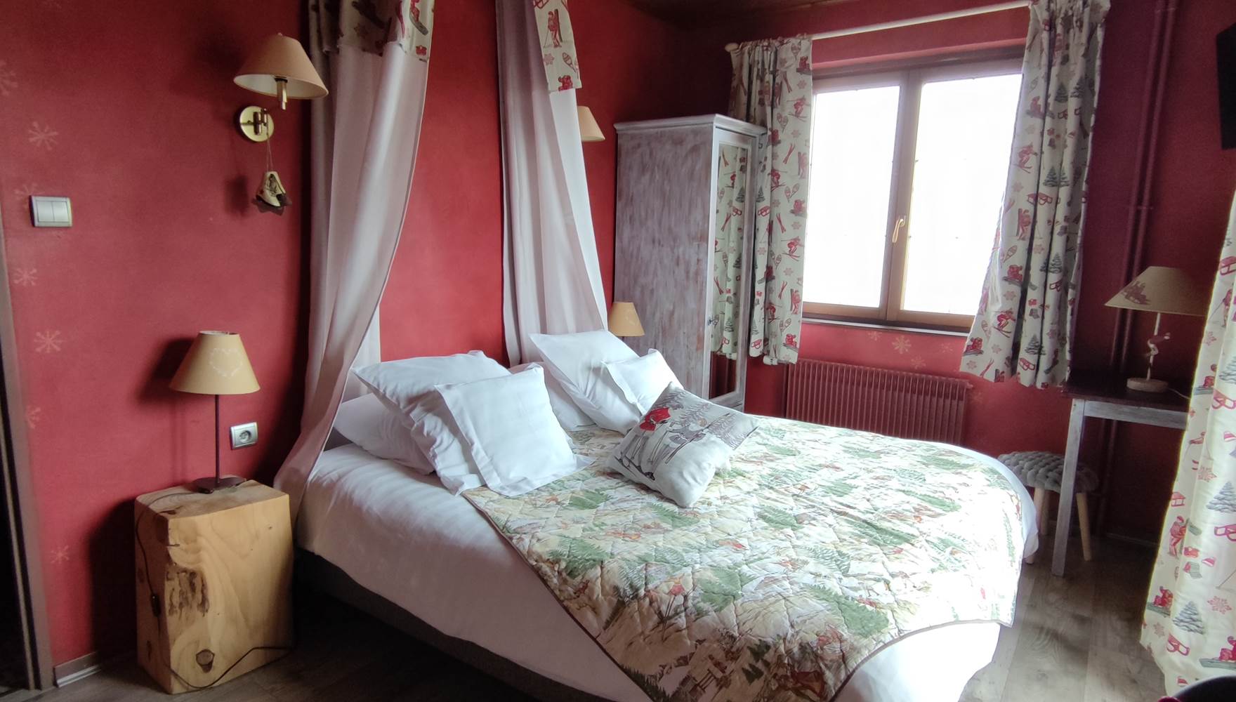 chambre confort plus esprit montagne ton chaud et rouge tissus d'hiver7