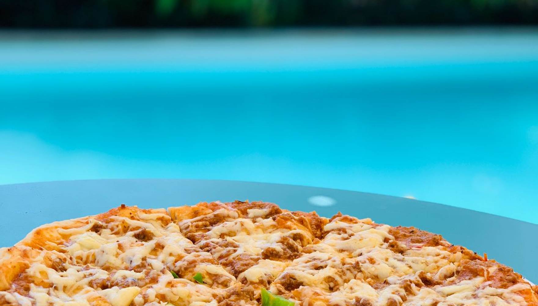 Pizza sur la piscine