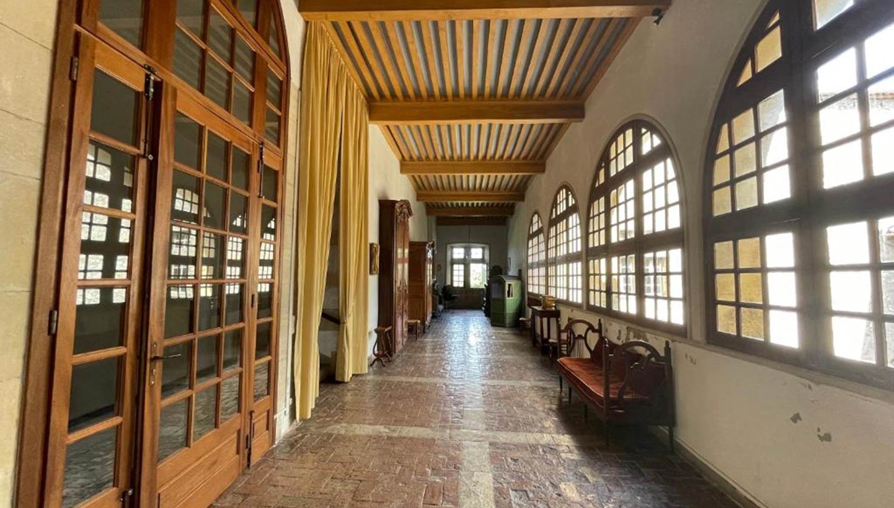 Galerie d'accès aux chambres