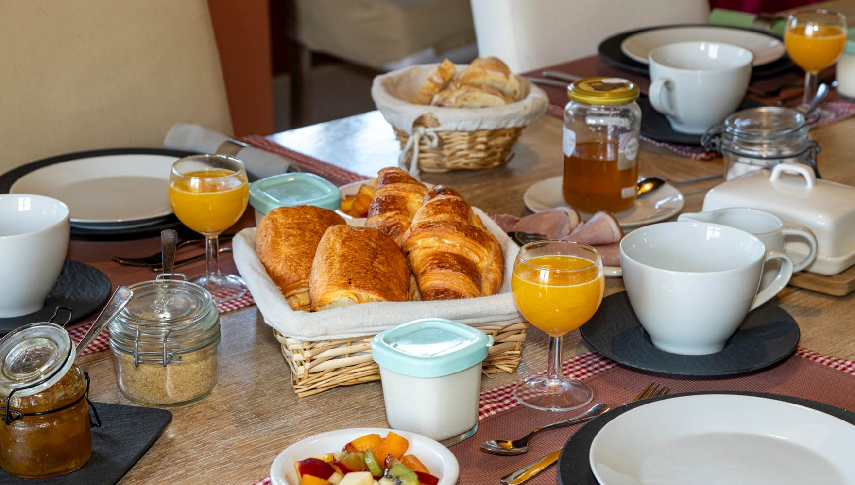 Savourez notre généreux petit-déjeuner, préparé maison