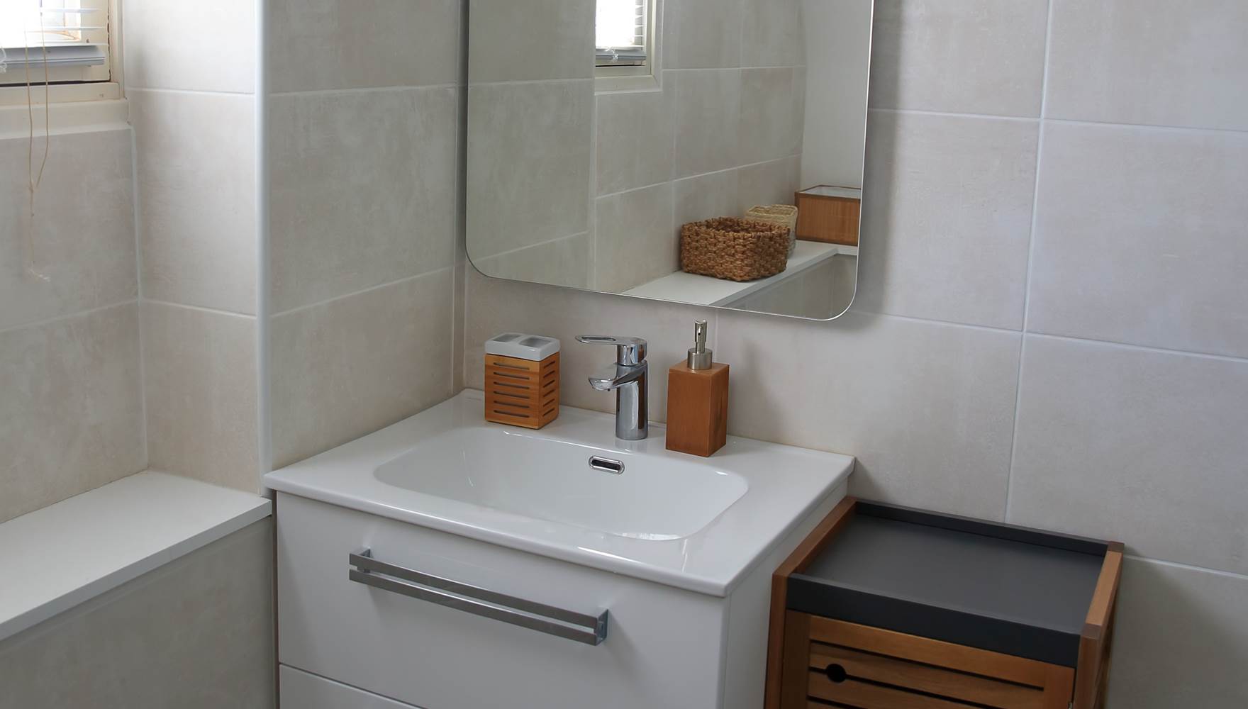 Salle de douche avec toilettes