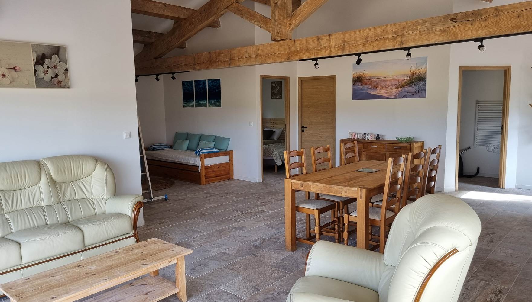 salon confort et coin télé séparé