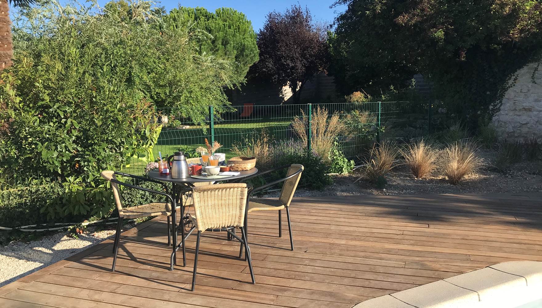 petit déjeuner servi au bord de la piscine