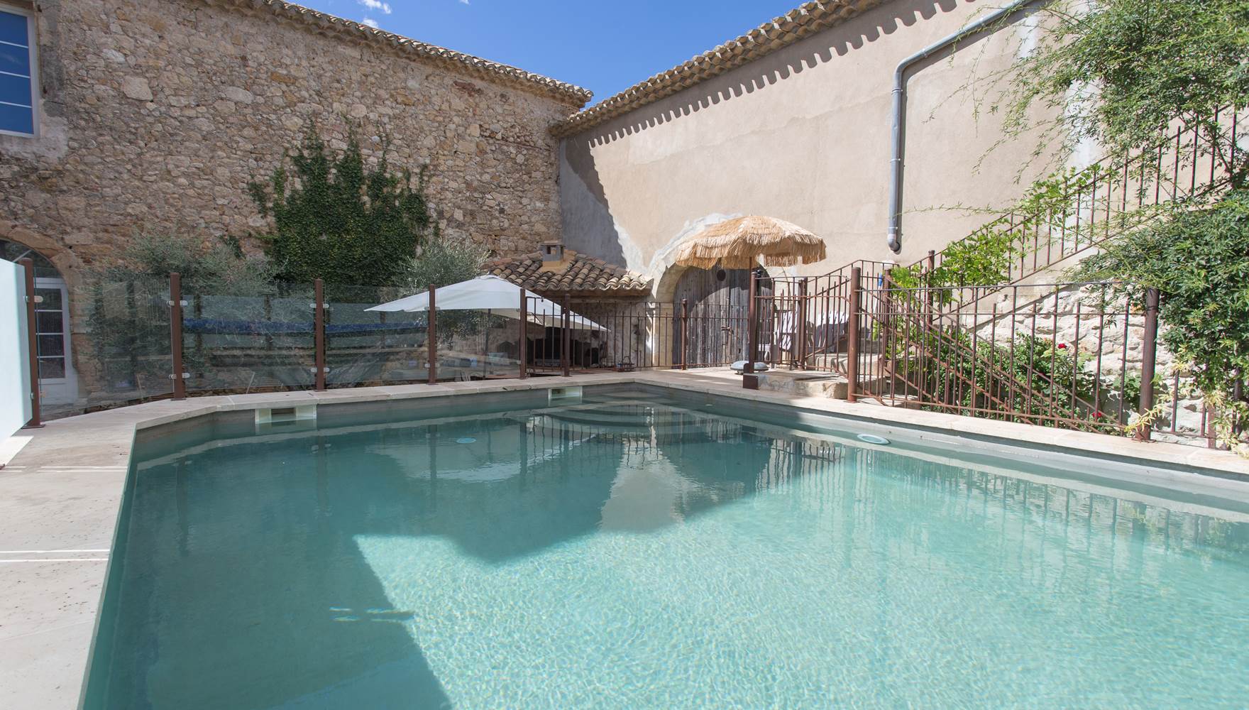 piscine, chauffé, partagé avec vue sur la tour entouré d olivier centenaire