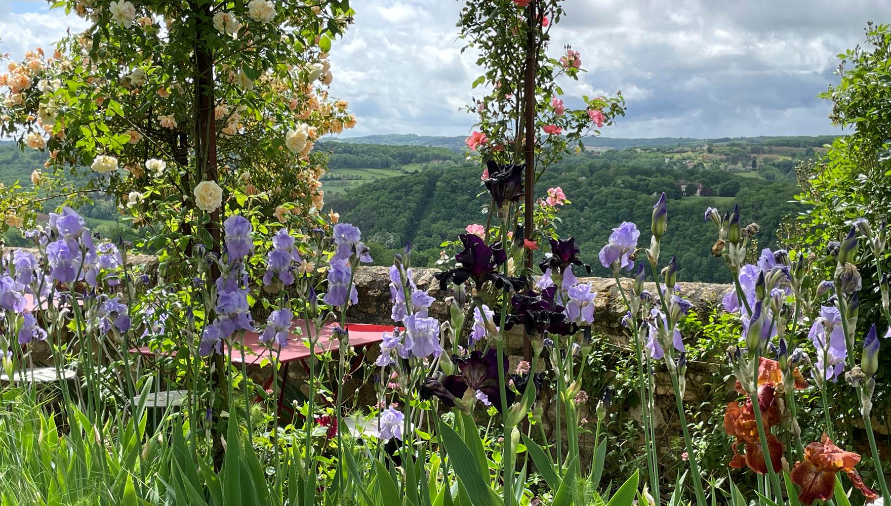 Jardin avec vue panoramique sur la vallée