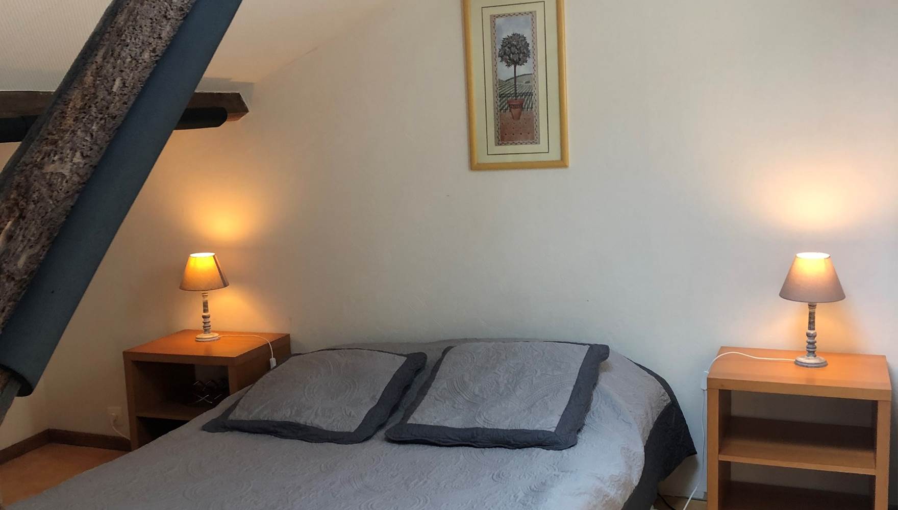 chambre dortoir 4 personnes à l'étage. lit électrique en 140 cm (2 matelas de 70cm)