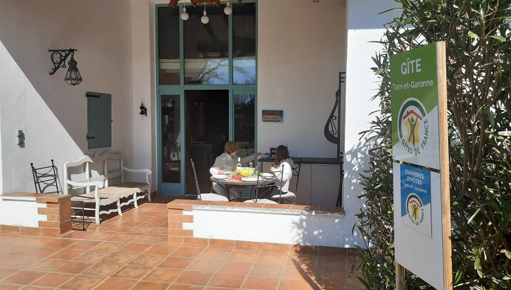 Un bon déjeuner en terrasse pour des vacances réussi