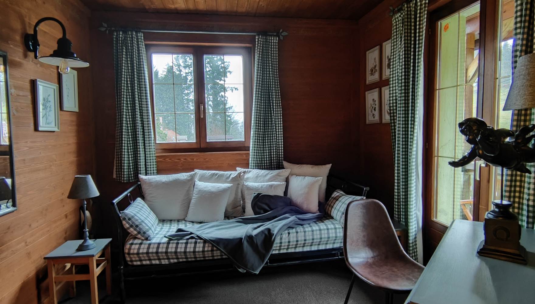 salon séparé de la suite herbier canapé disponible pour 2 enfants