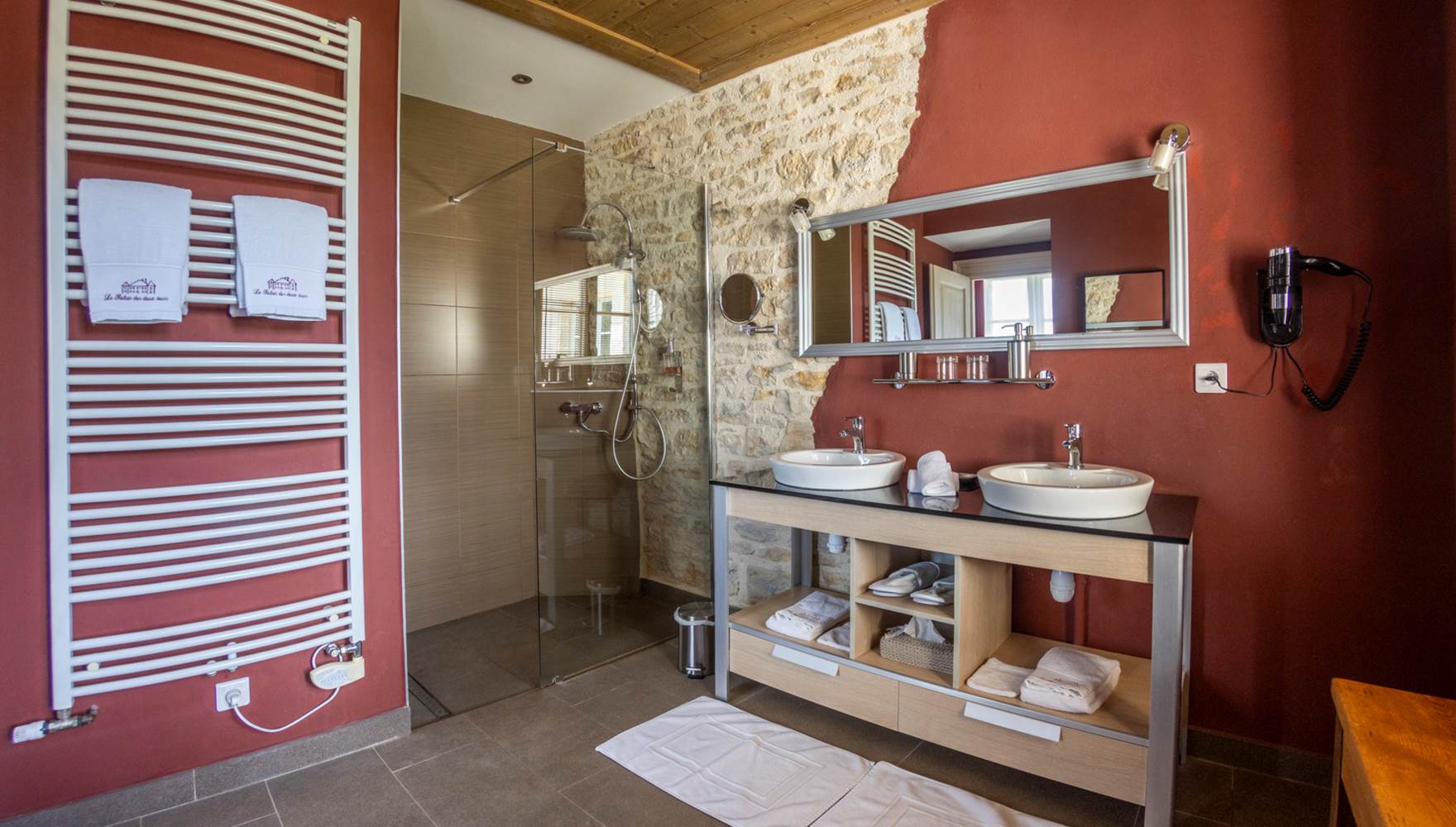 La salle de bain de la chambre Lip, un sanctuaire de bien-être