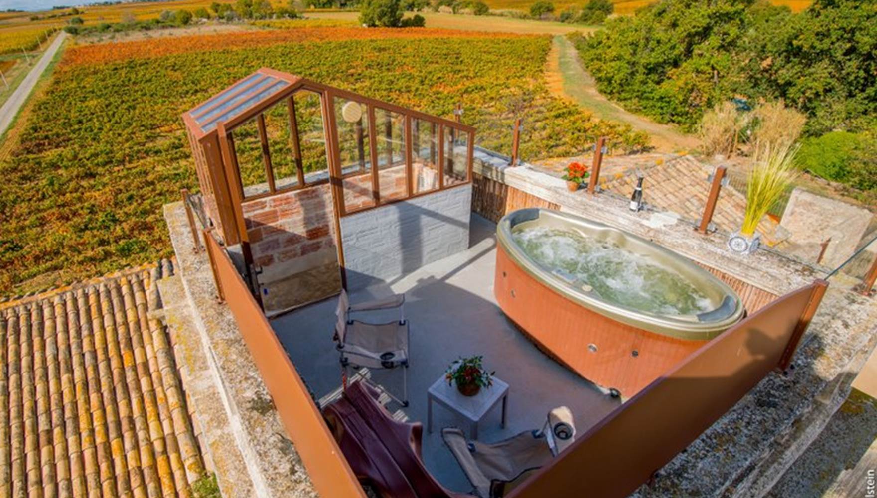 Jacuzzi avec vue panoramique sur les vignes dans une chambre romantique en Occitanie