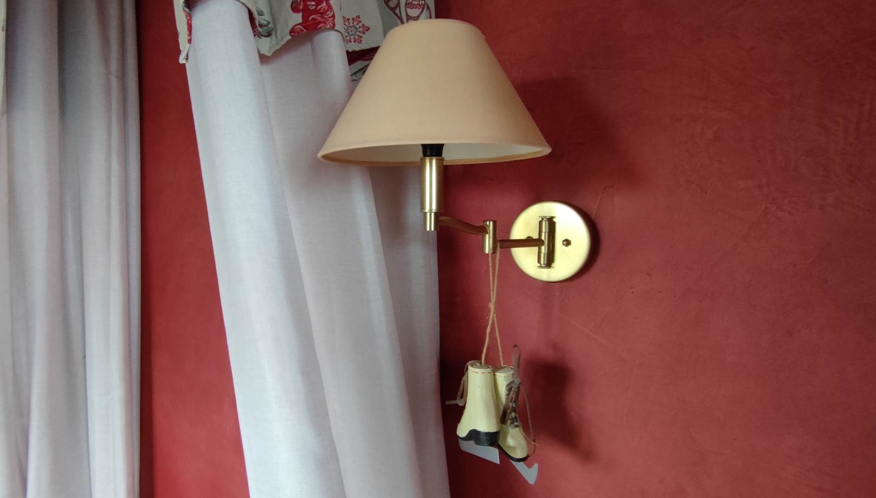 détail décoration chambre flocons patin a glace et ciel de lit