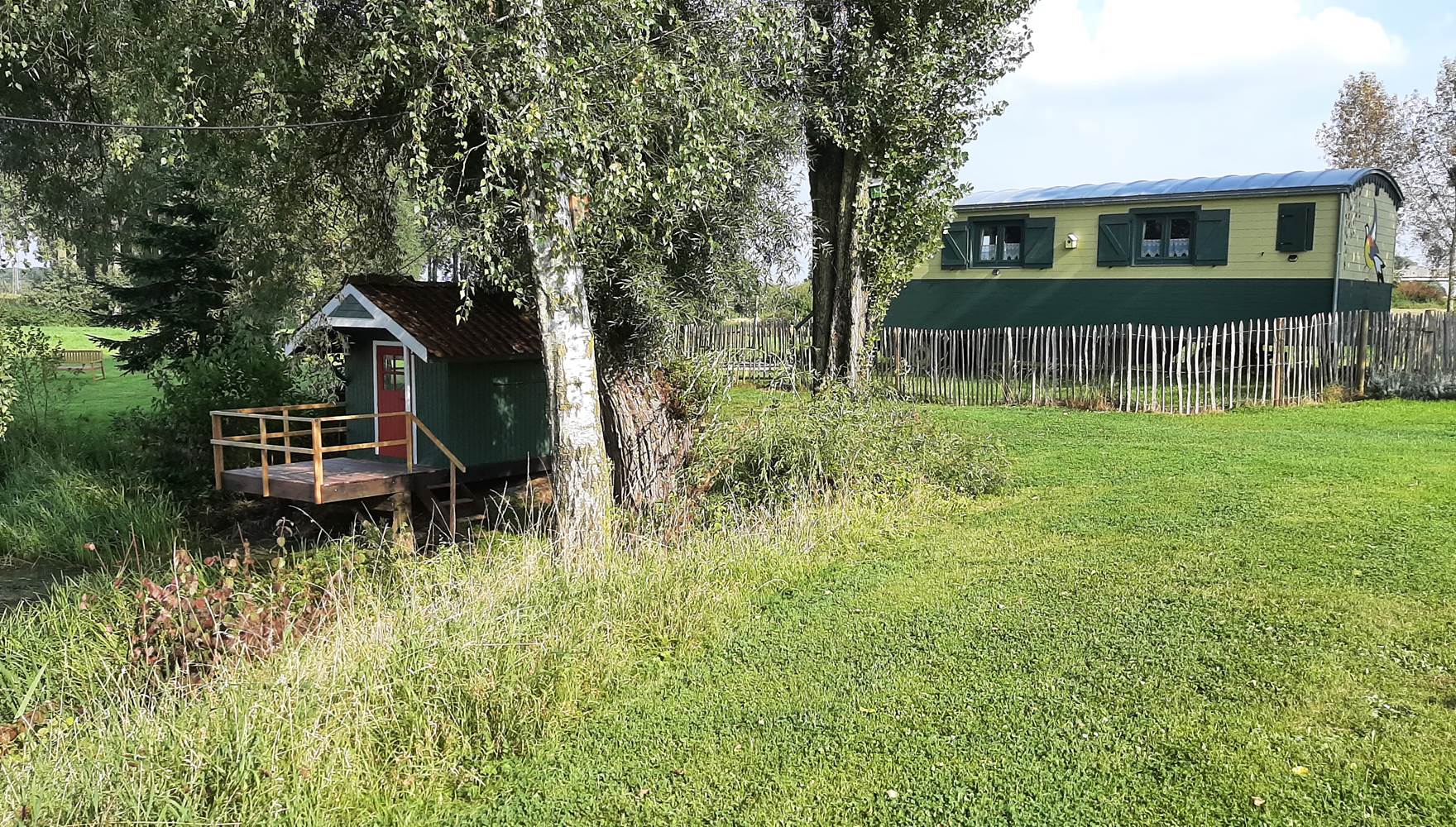La roulotte et la cabane du pêcheur