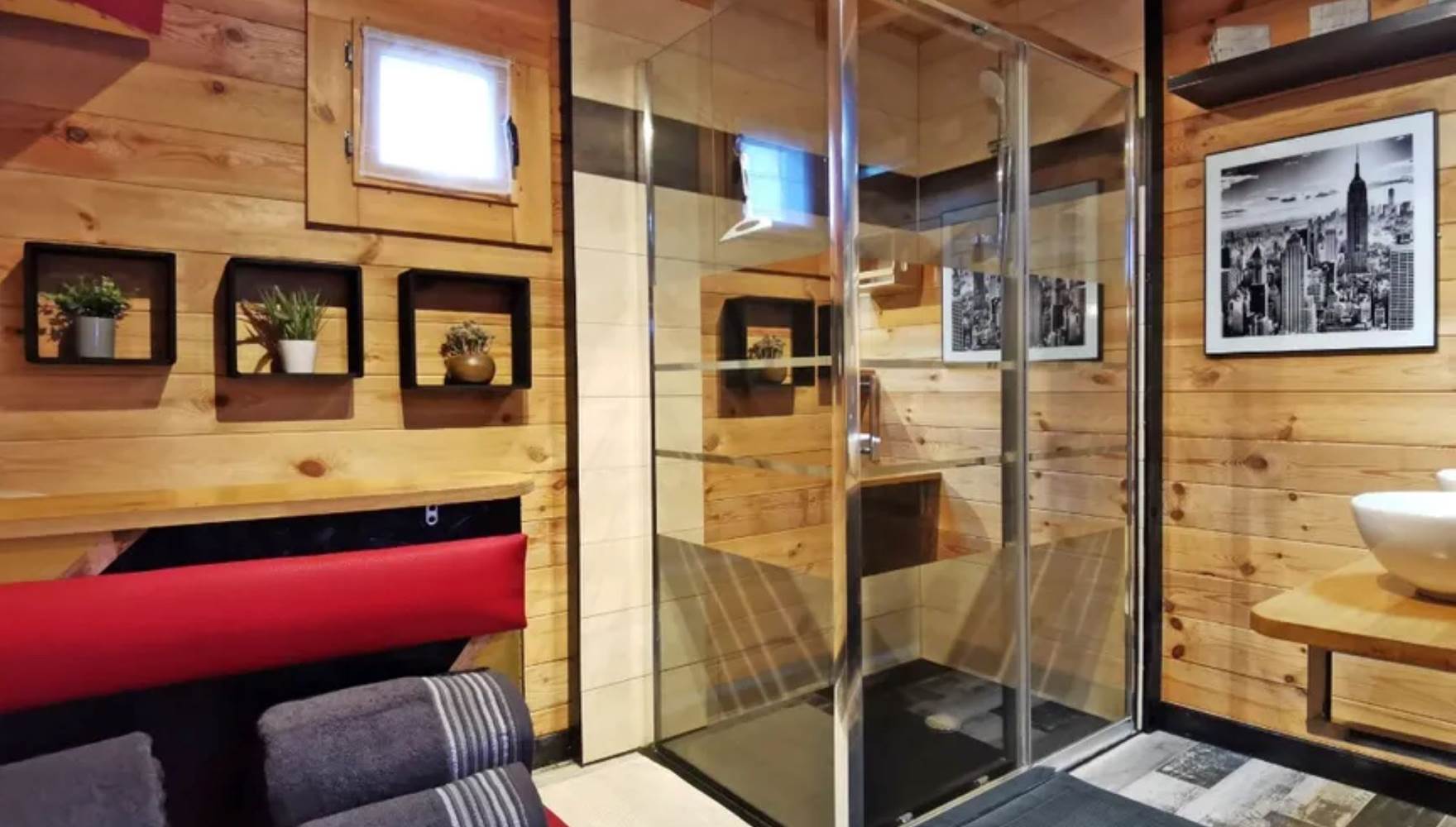 Salle d’eau spacieuse avec douche à l’italienne, parfaite pour un séjour confortable au chalet de Kerescar à Plouarzel