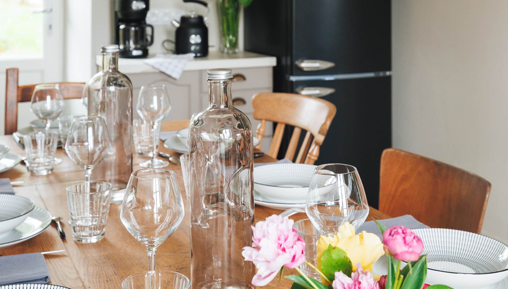 Vue table et frigo V gite de charme Le Quatre Feuilles proche du Puy du Fou