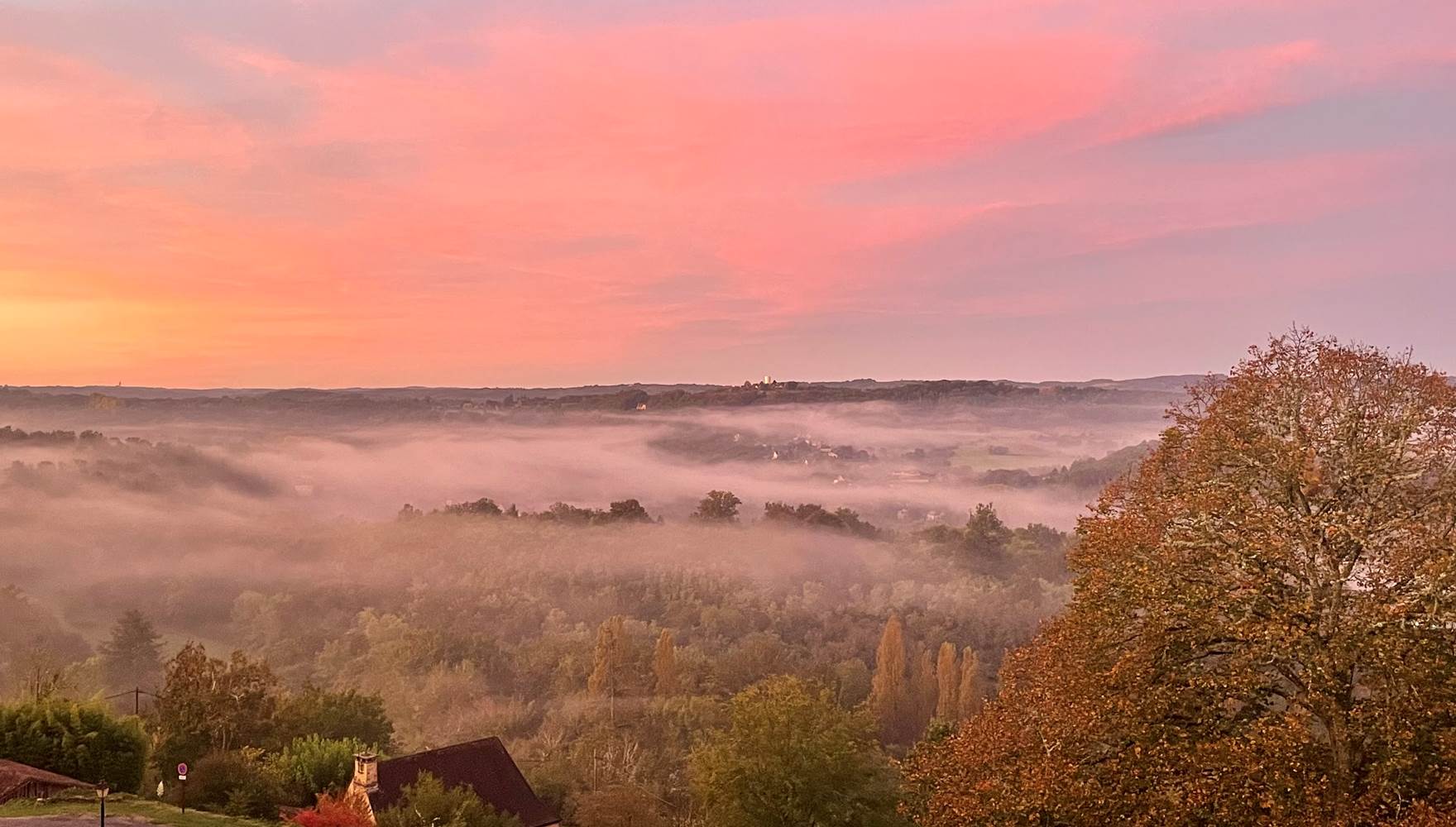 Matin avec brume sur la vallée, vue du jardin