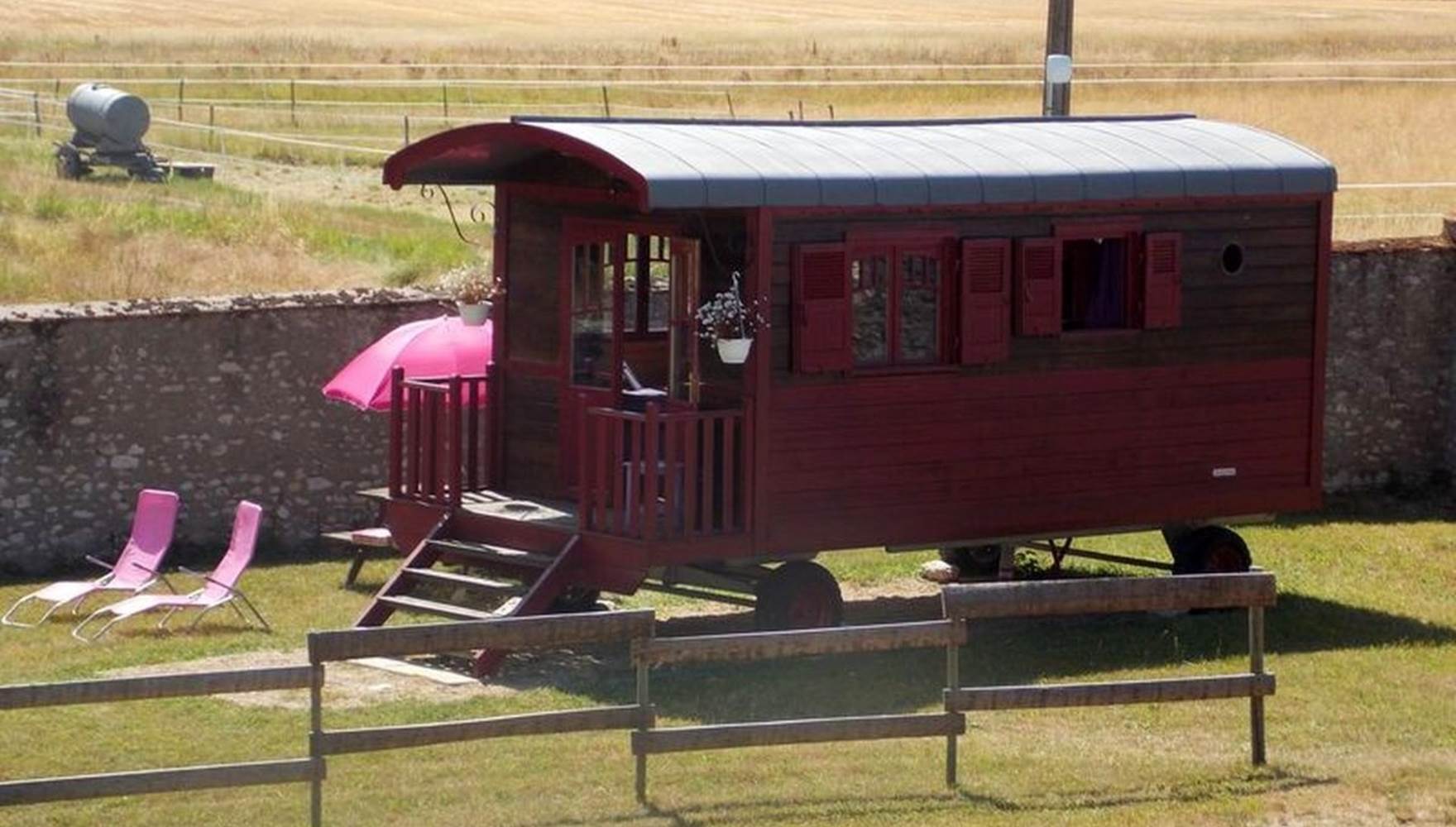 Domaine du Gué du Roi Roulotte du Gué du Roi Champs