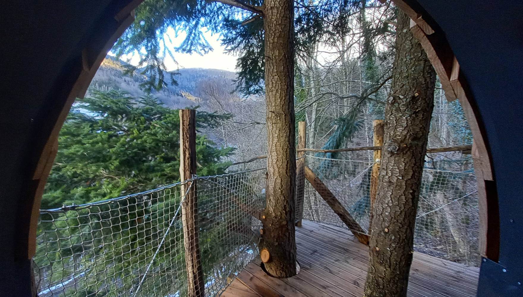 Accès direct au bain nordique depuis la Cabane