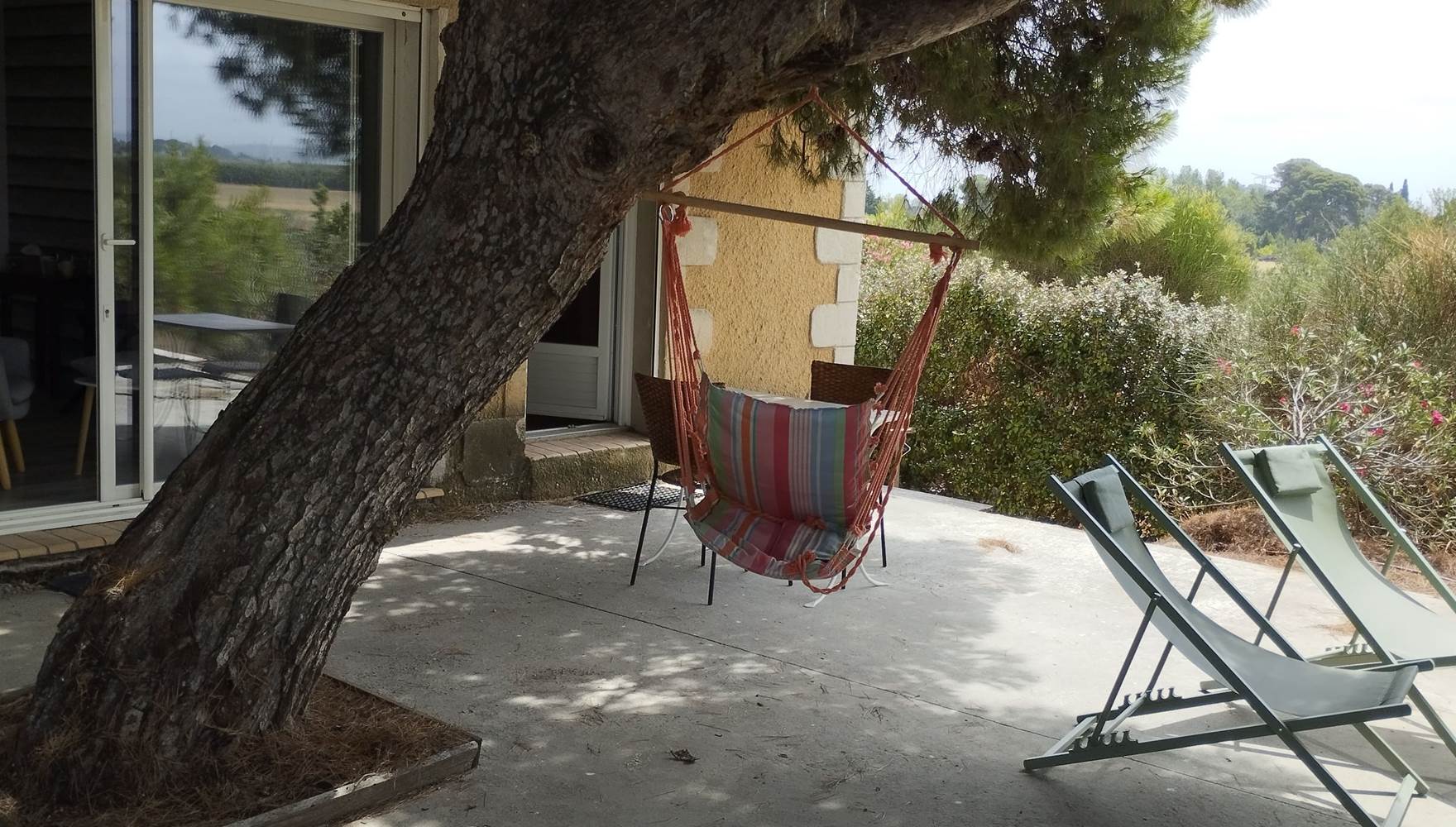 terrasse privative à l'ombre des pins