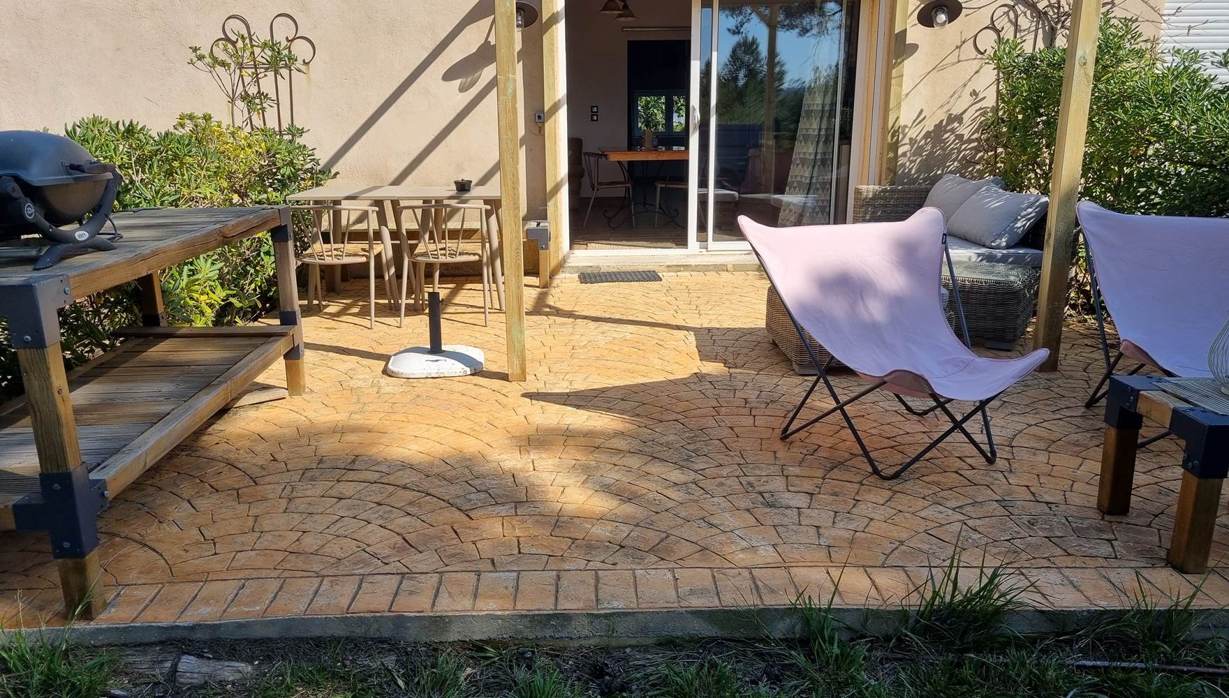 terrasse privée avec salon jardin et transats