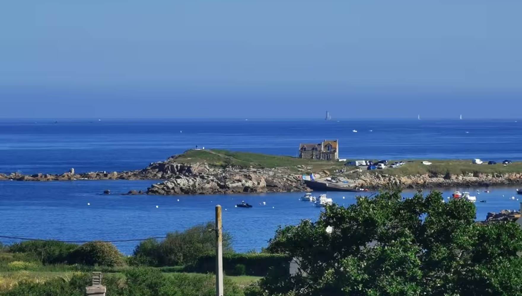 Vue imprenable sur la Baie de Porspaul depuis la terrasse du Lodge à Plouarzel, parfaite pour un séjour romantique en Bretagne