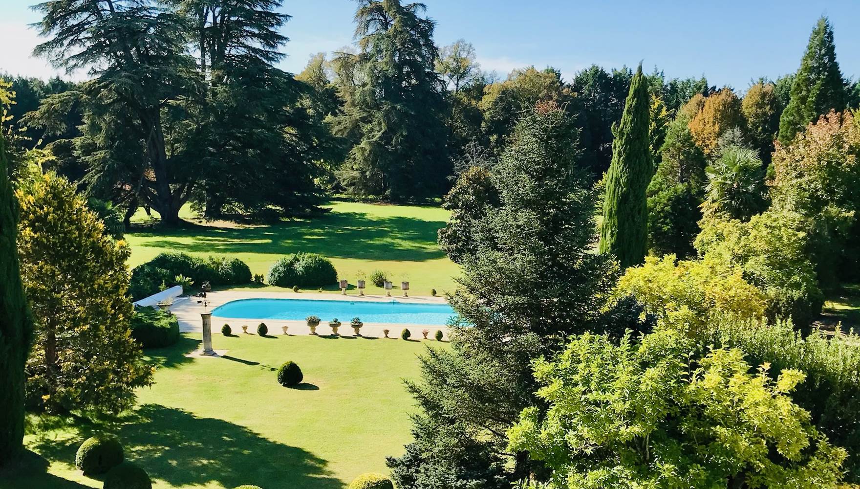 Vue sur le parc et la piscine