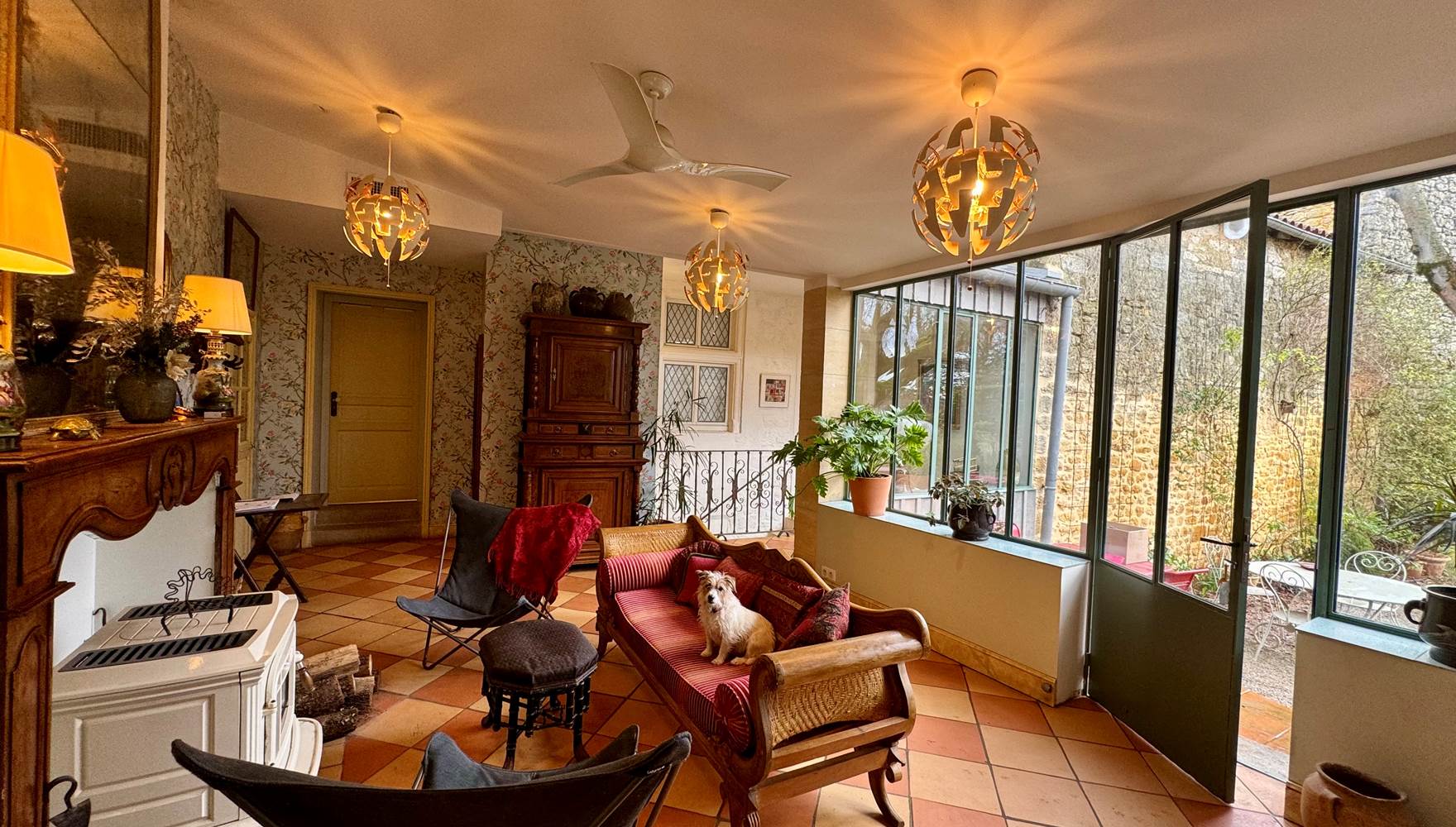 Le salon d'été véranda avec accès au jardin