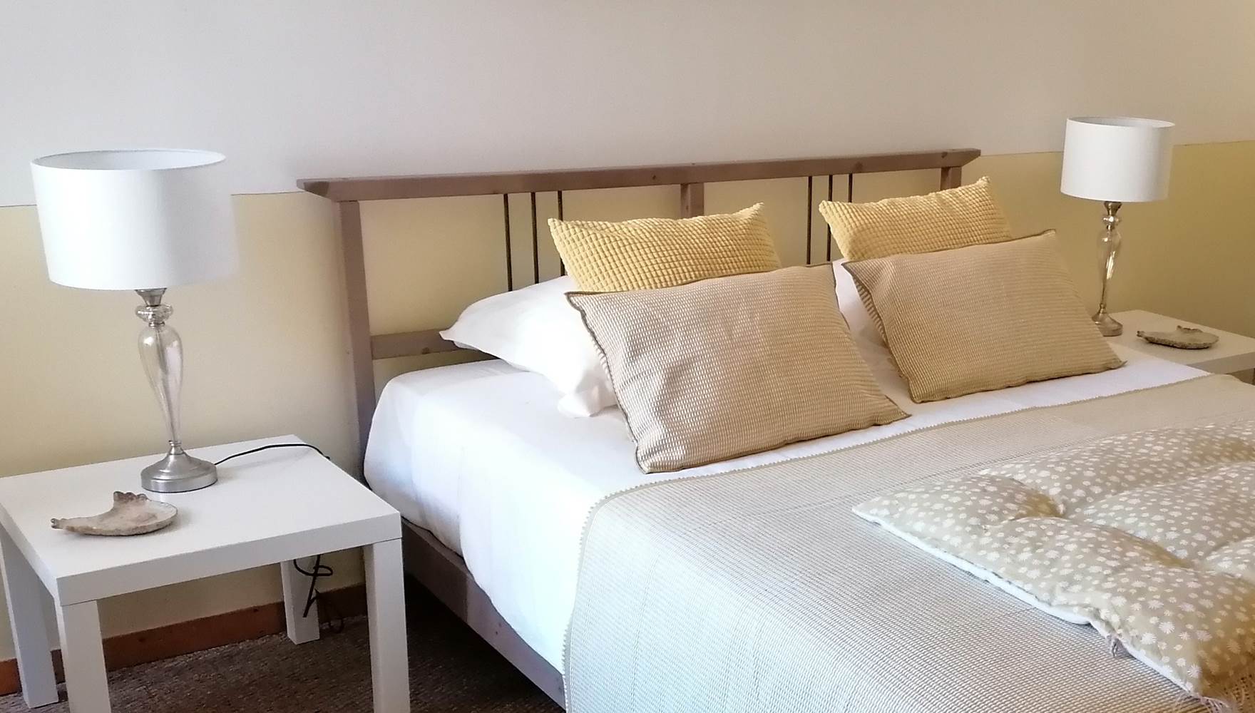 Chambre double Friesa - teintes jaunes soleil, La Malposte