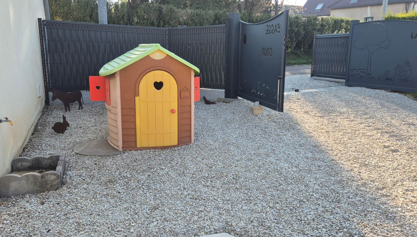 maisonnette pour enfant à l'extérieur