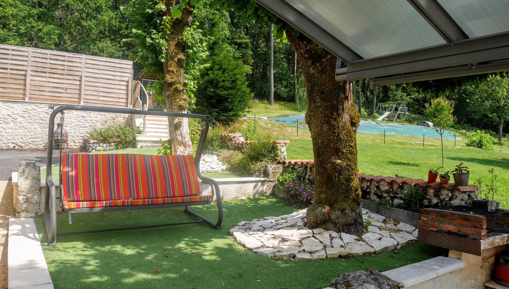 terrasse devant la maison avec accès à la cuisine
