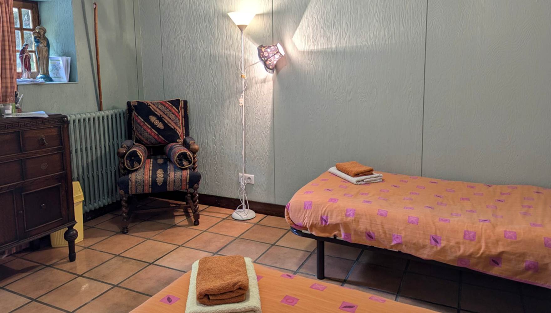 2 lits simples (90-190). Cafetière à capsules. Bouilloire électrique