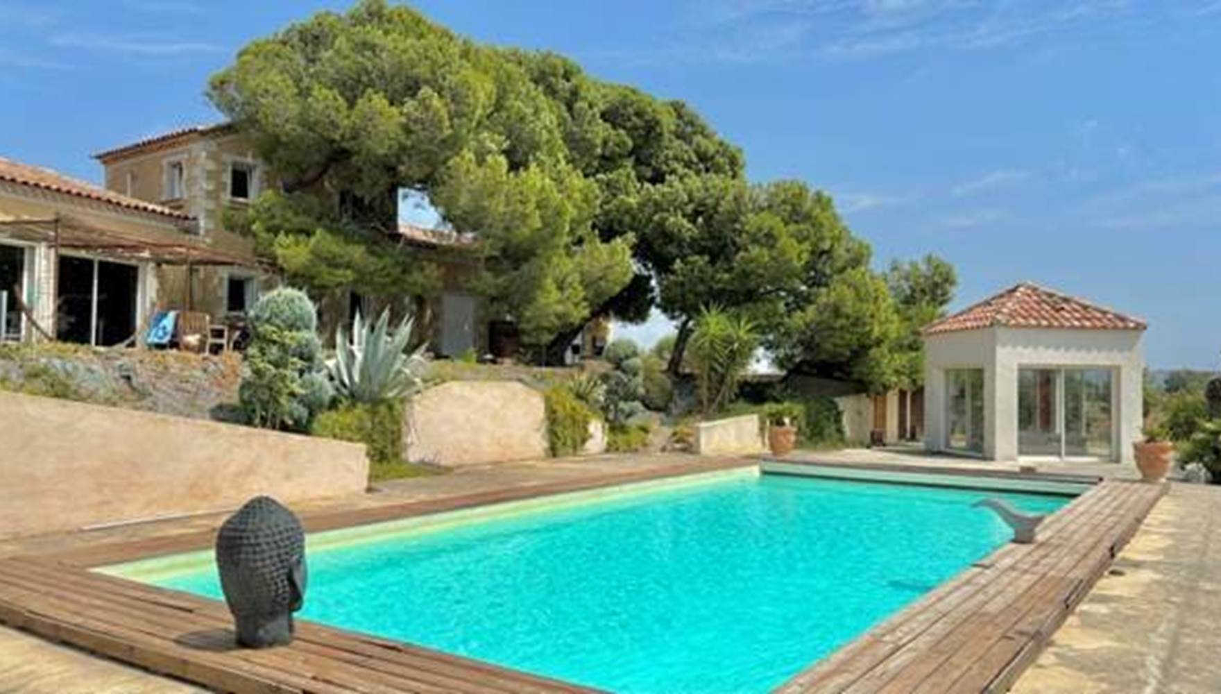 le gîte est à l'abris et à l'ombre sous les pins