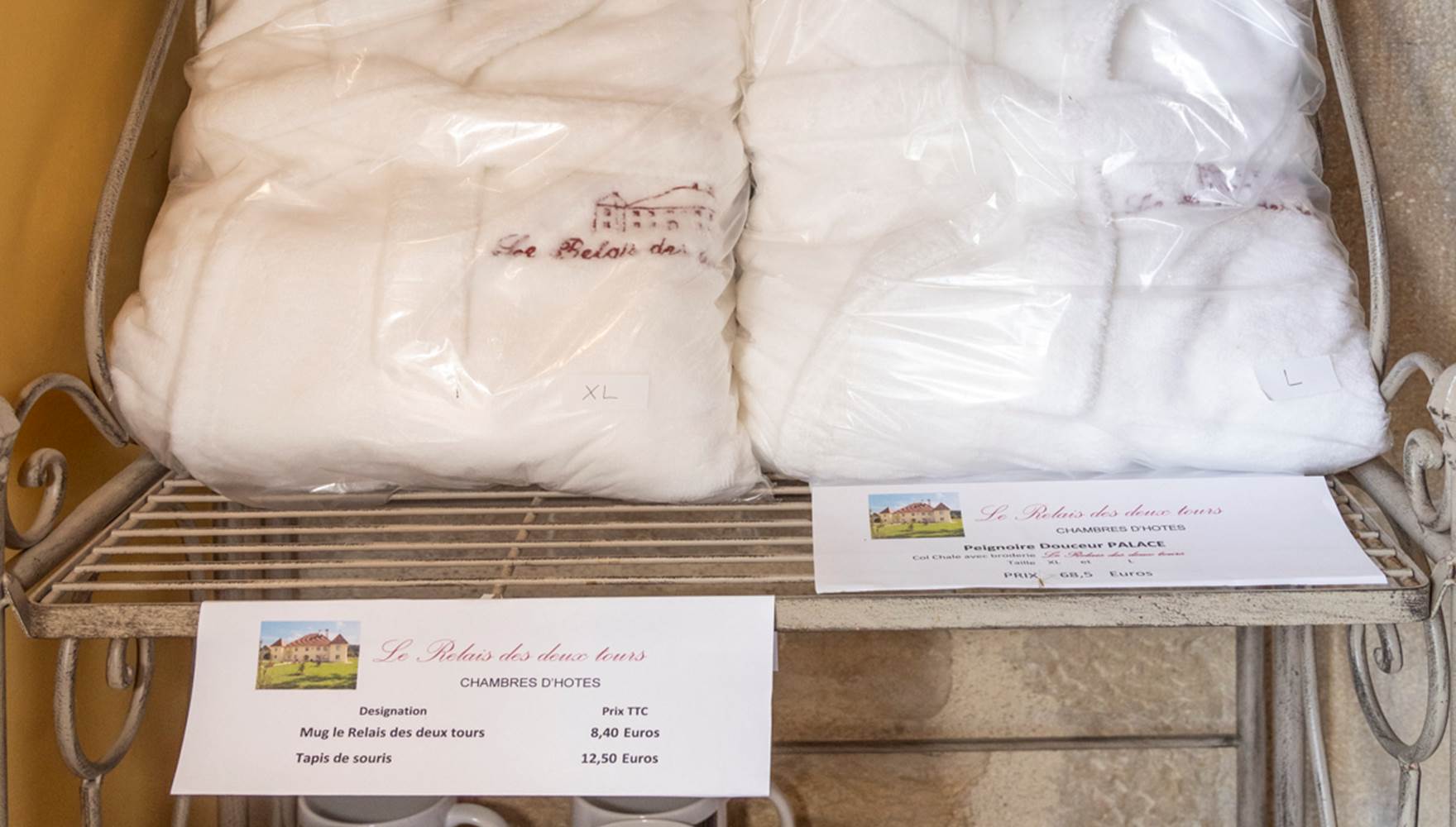 Découvrez nos produits dérivés exclusifs du Relais des Deux Tours