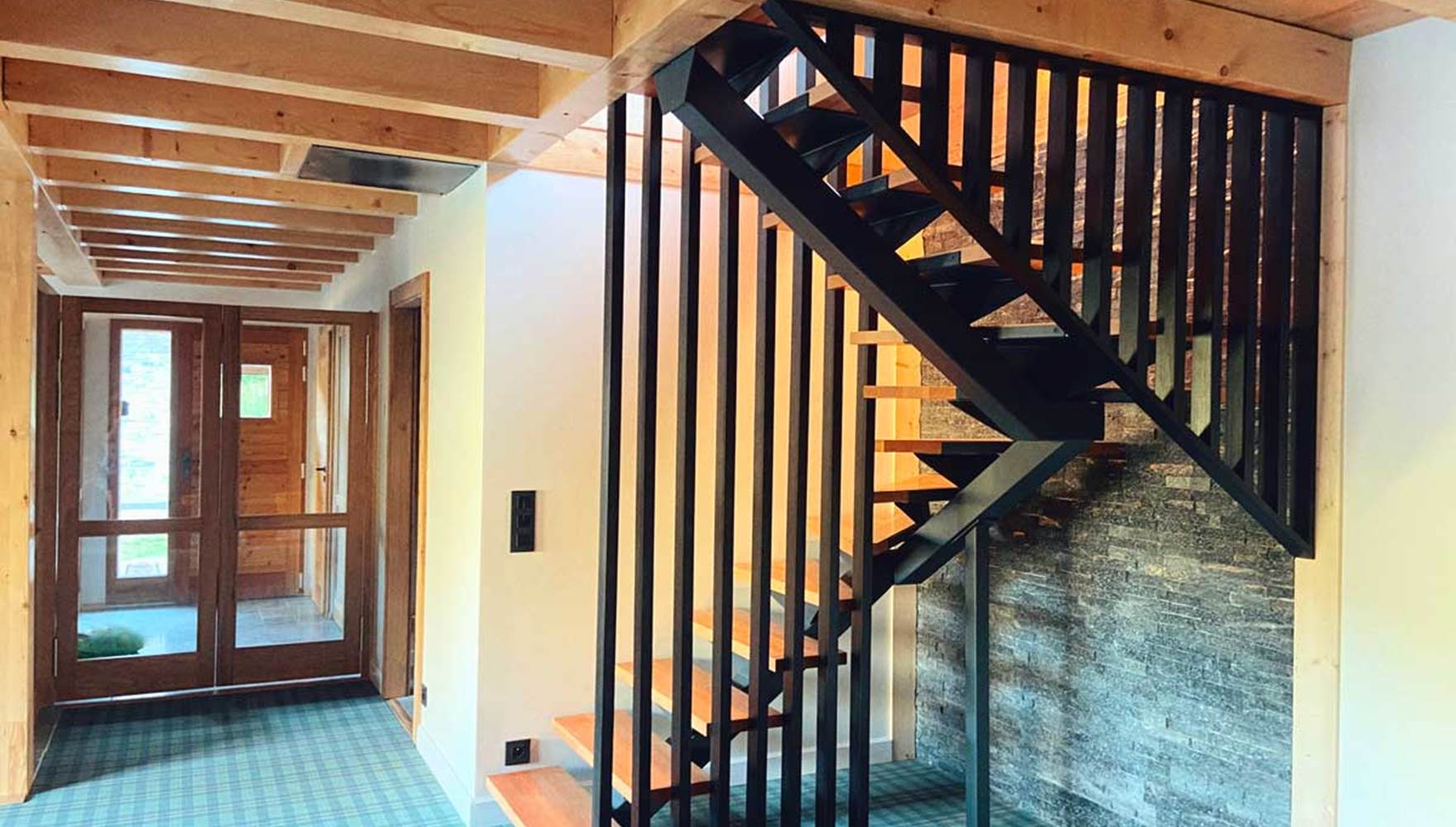 Cage-escalier-chalet-luxe-Sommand