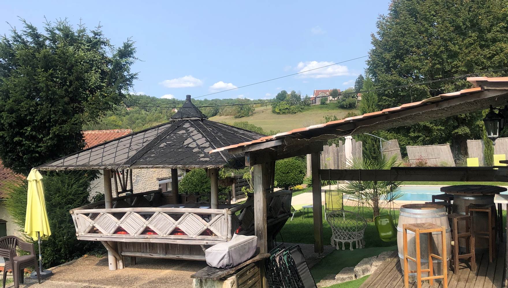 payotte et cuisine d'été avec plancha à l'espace piscine